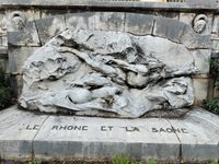 (2026) Sculpture « Le Rhône et la Saône » devant le Palais de la Bourse du côté de la place des Cordeliers. Il s’agit d’une œuvre de André-César VERMARE inaugurée ici même en 1907. Ce sculpteur français a marqué Lyon avec plusieurs œuvres monumentales, dont le Monument à Carnot sur la place de la République (aujourd’hui démolie).